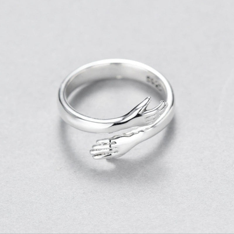 Zilveren Ring met Knuffelende Handen – Elegantie en Symboliek - Eva