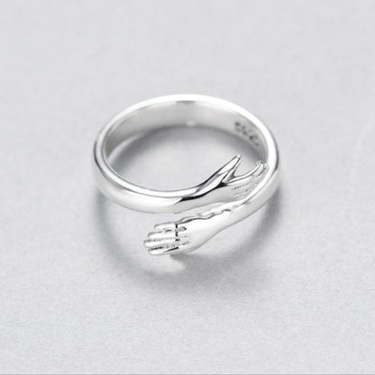 Zilveren Ring met Knuffelende Handen – Elegantie en Symboliek - Eva