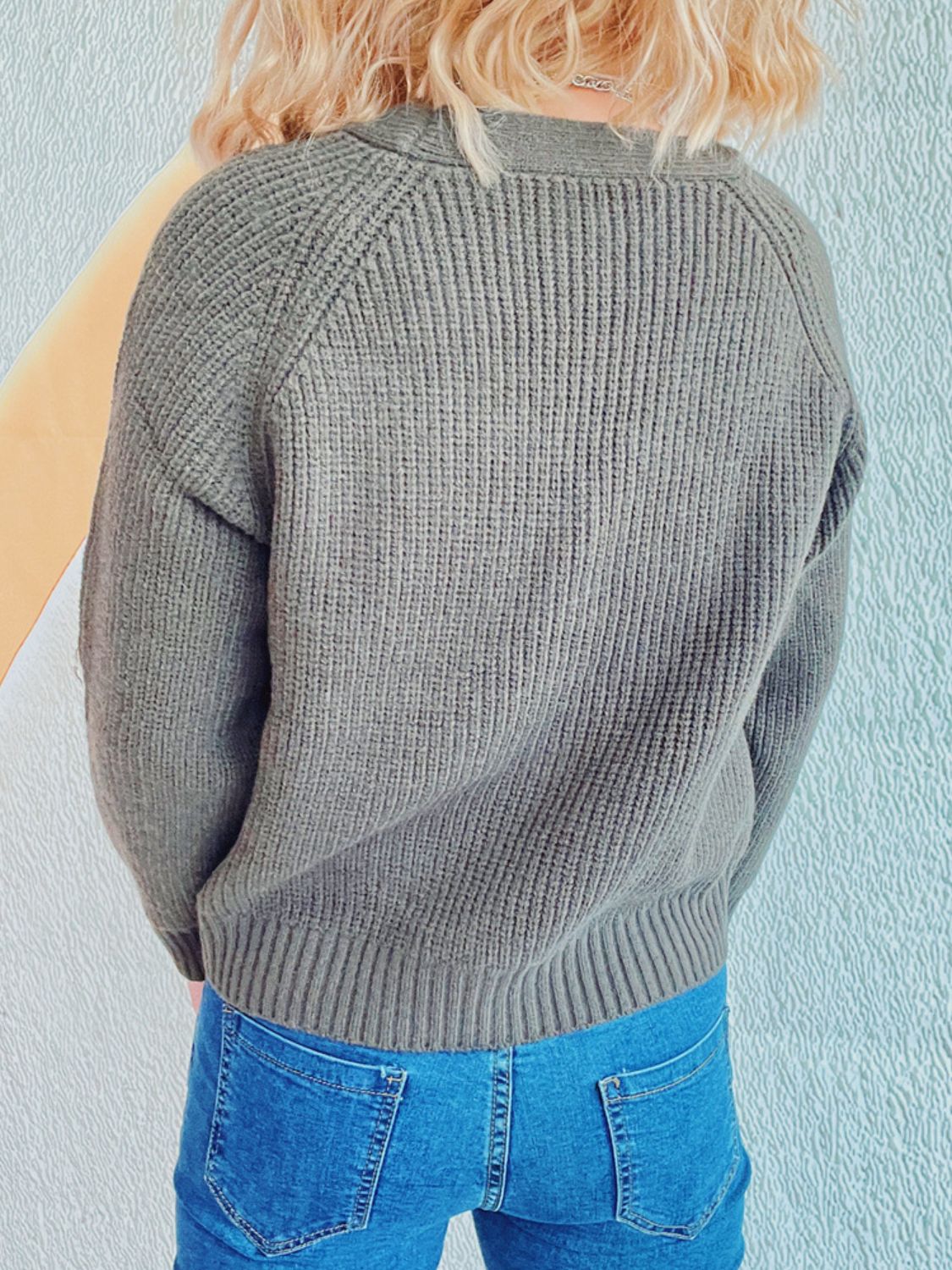 Kabelgebreid damesvest met V-hals en knoopsluiting – Olivia