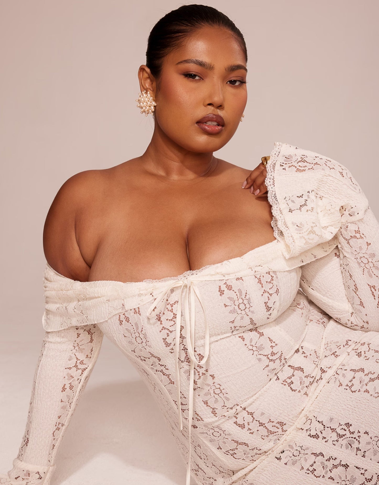 Maxi kanten jurk off-shoulder met ruches – Arwen