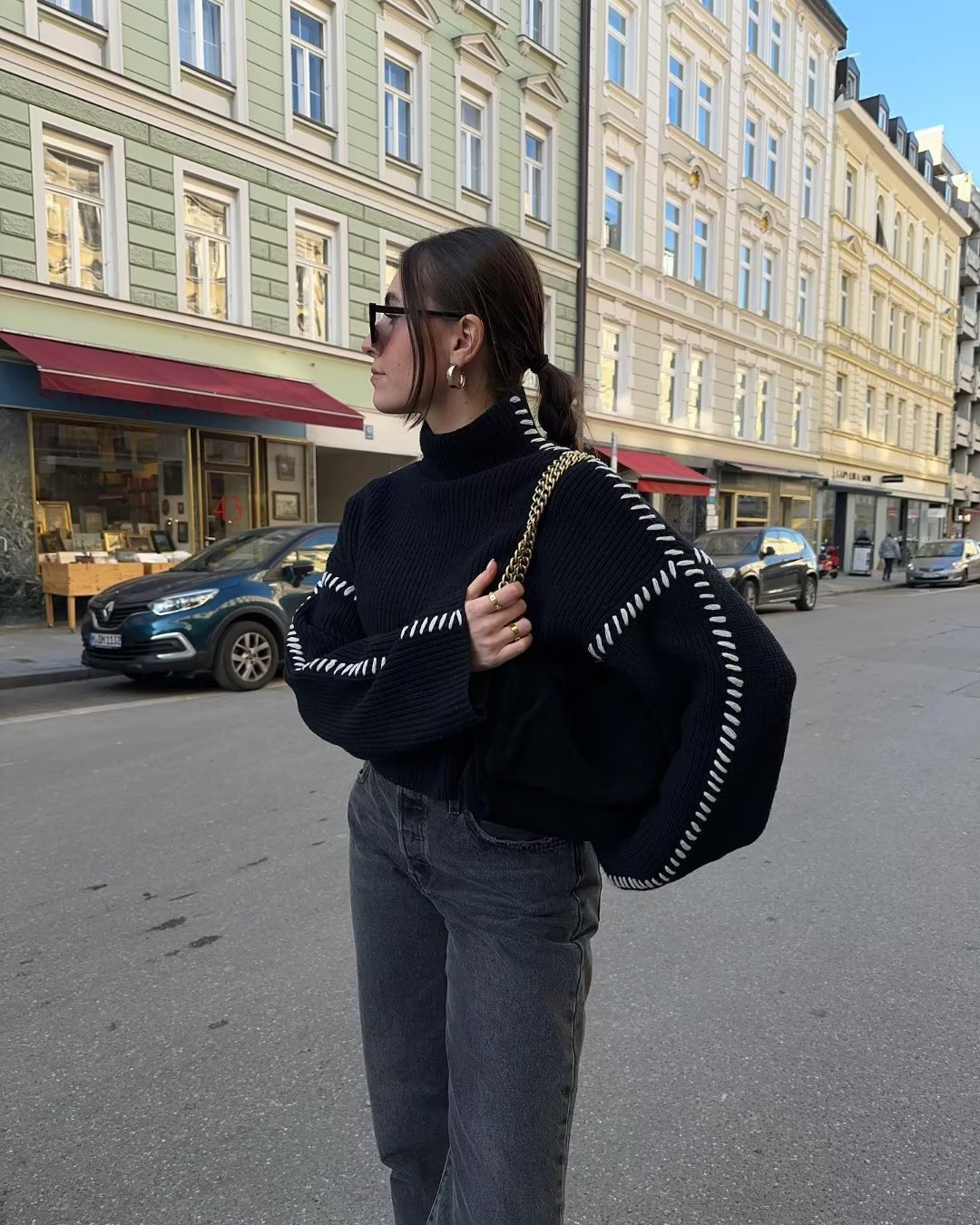 Oversized zwarte coltrui met strepen voor dames – Sophie