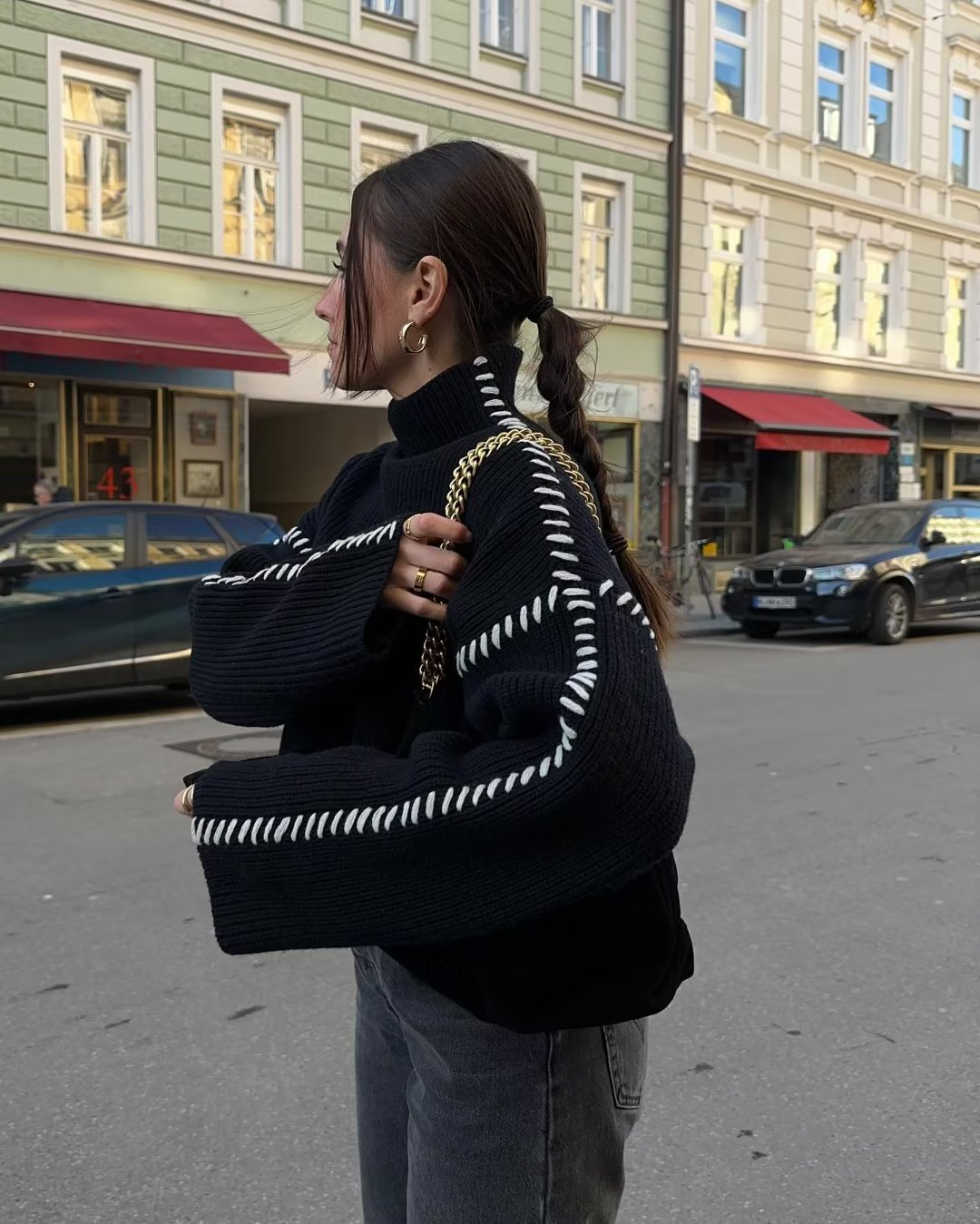 Oversized zwarte coltrui met strepen voor dames – Sophie