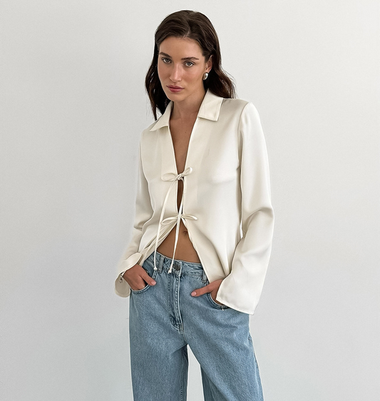 Satijnen Blouse met Strikdetail en Lange Mouwen – Sophie