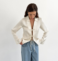 Satijnen Blouse met Strikdetail en Lange Mouwen – Sophie