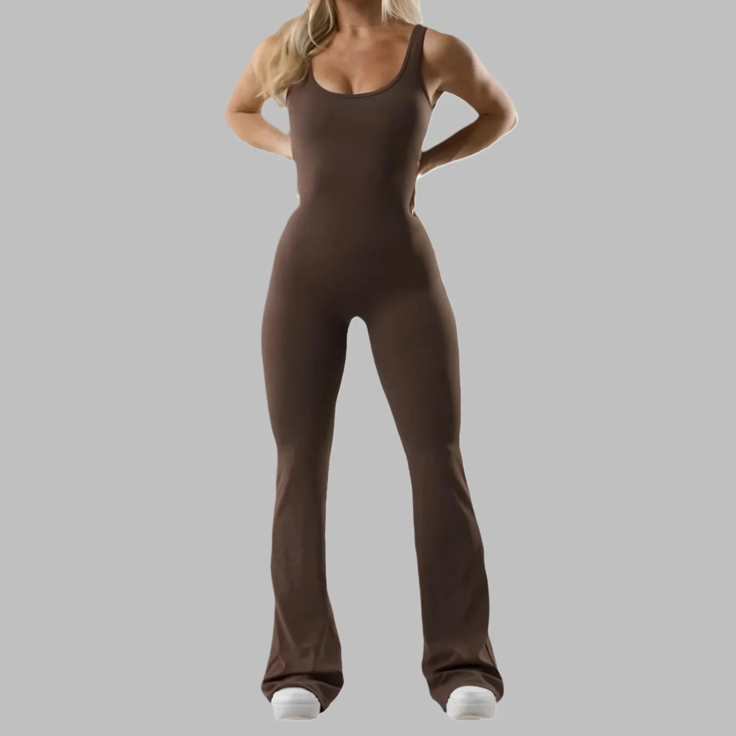 Elegante dames jumpsuit met flair en open rug – Selina