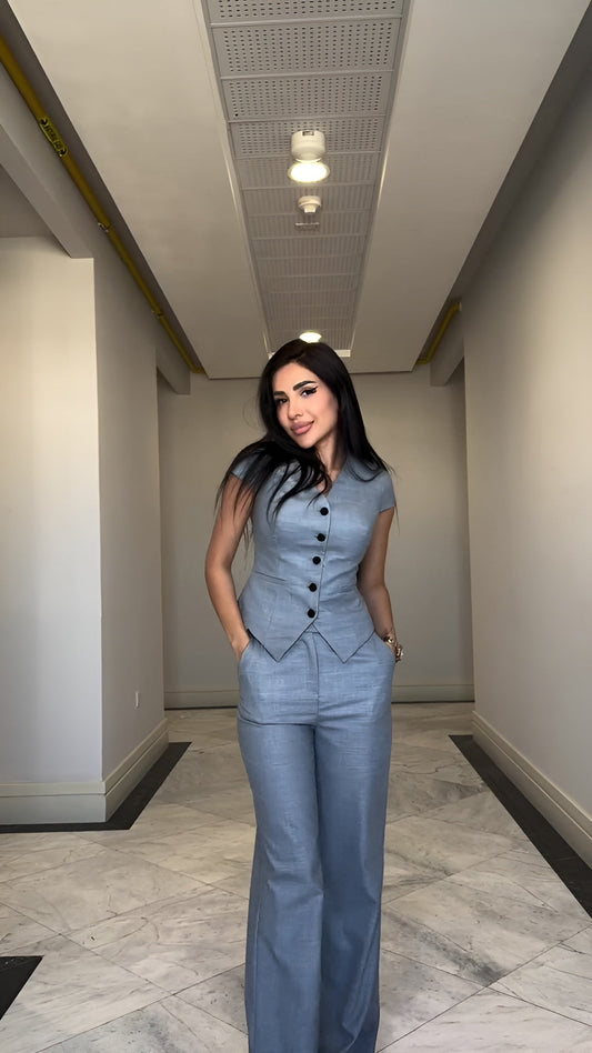 Elegant damespak met flatterende pasvorm en luxe stof – Elanira