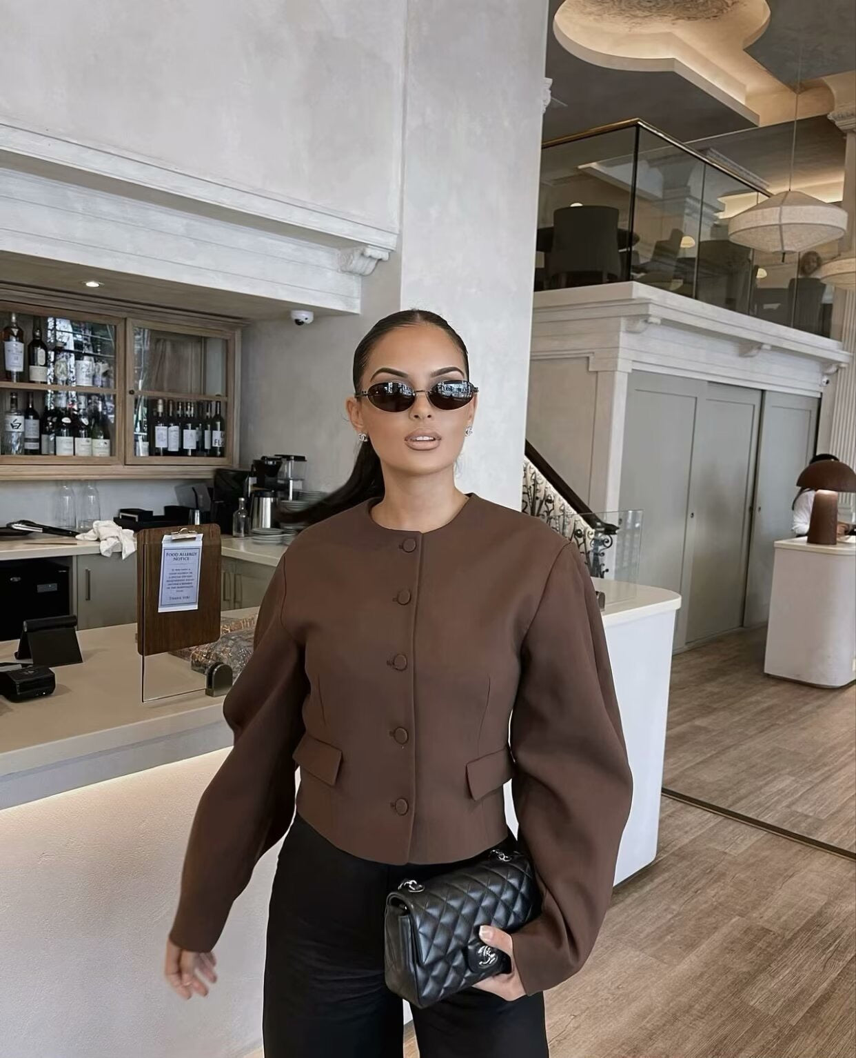 Twee-delige dames set in trendy bruintint – Elara