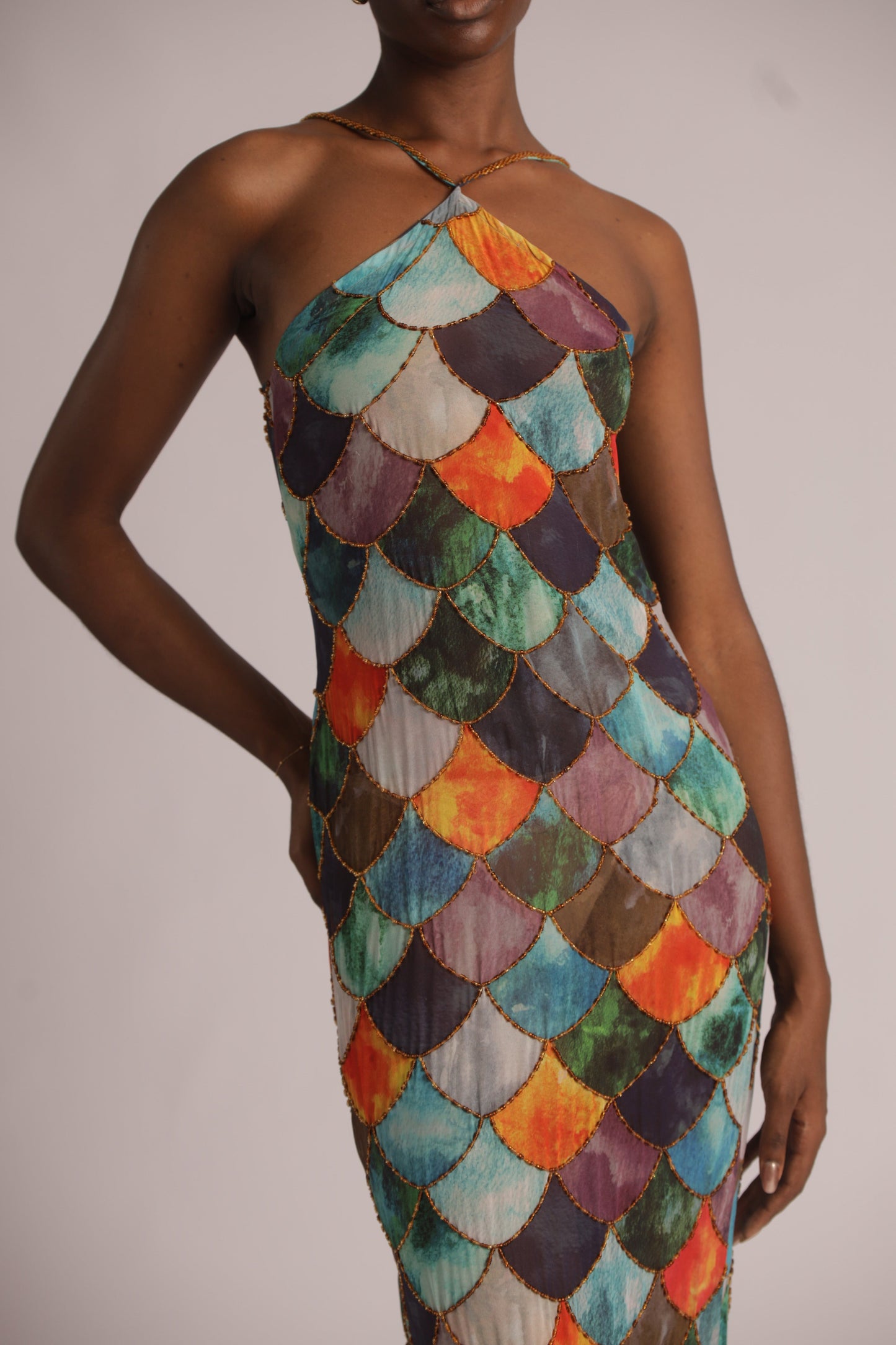 Kleurrijke halterjurk met chiffon en kralen – Nayola