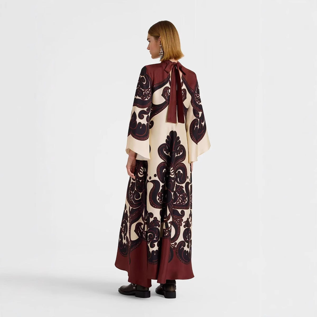 Satijnen maxi-jurk met print en watervalmouwen – Alurina