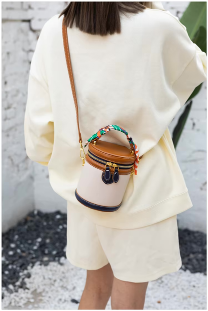 Leren bucket bag met scarf-handle en goudaccent – Virelle