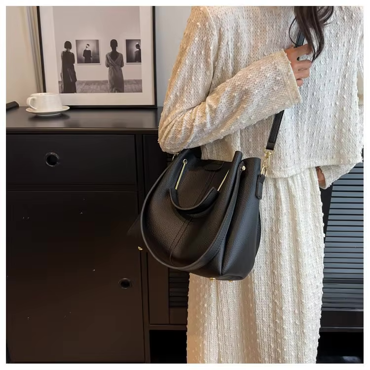 Elegante vegan tote bag met gouden details – Marelia