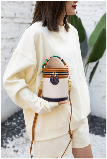 Leren bucket bag met scarf-handle en goudaccent – Virelle