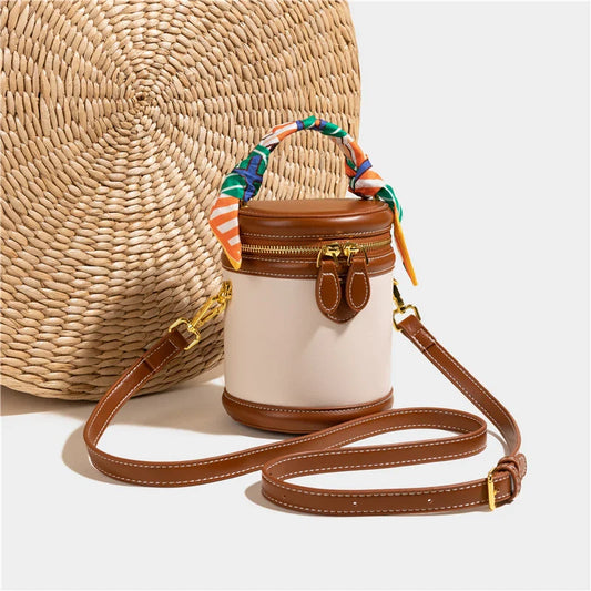 Leren bucket bag met scarf-handle en goudaccent – Virelle