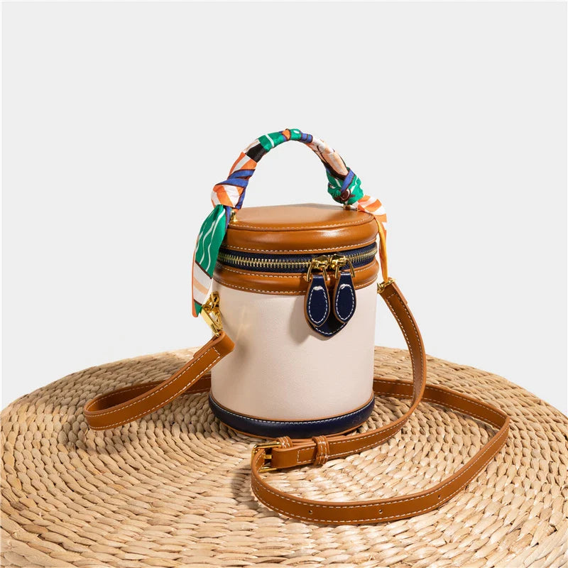 Leren bucket bag met scarf-handle en goudaccent – Virelle