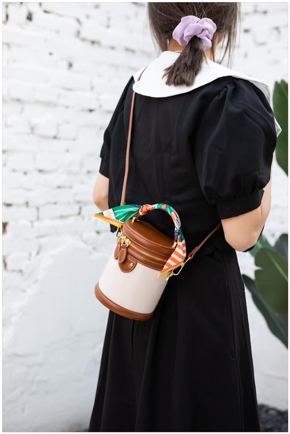 Leren bucket bag met scarf-handle en goudaccent – Virelle
