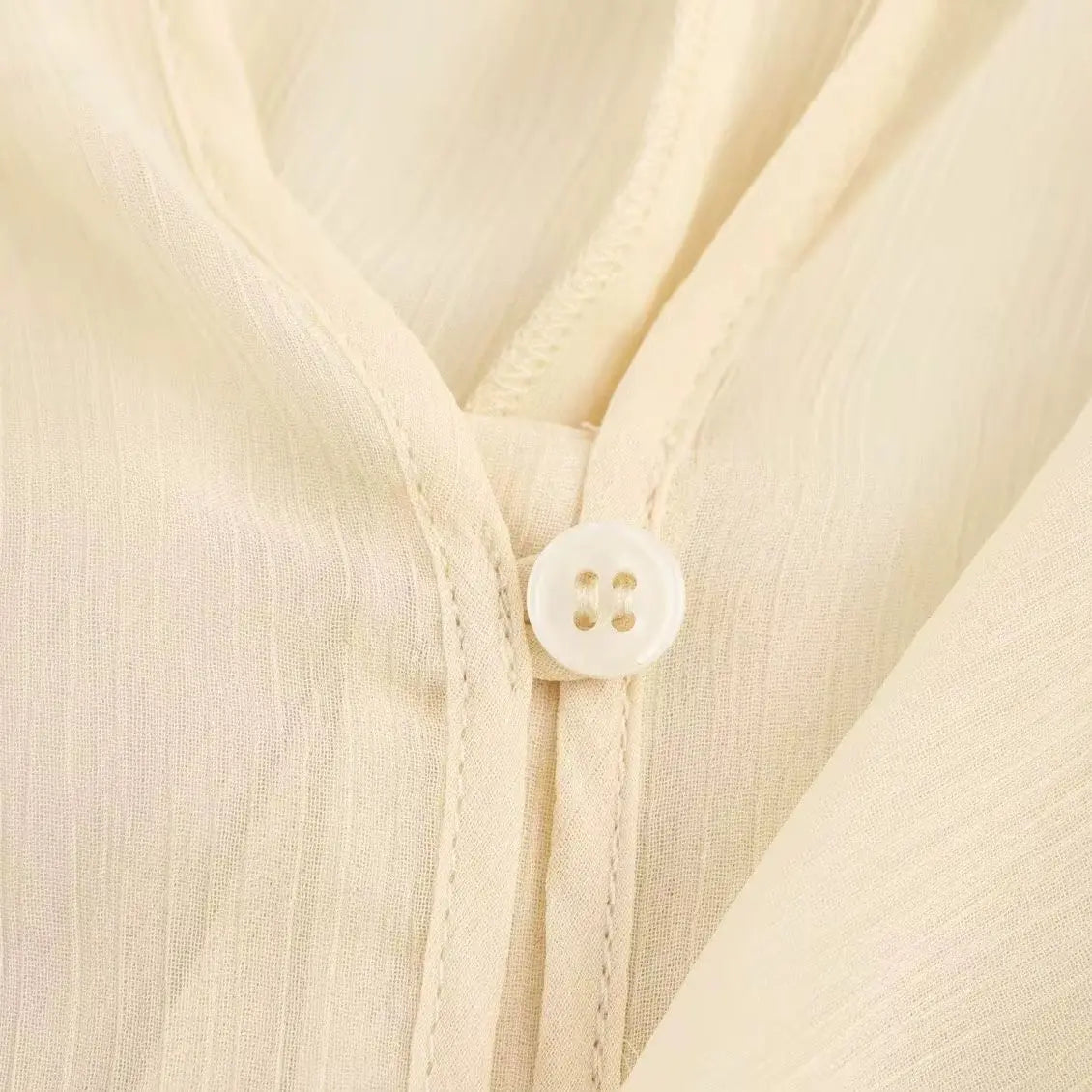 V-hals blouse met volants en luchtige pasvorm – Selina