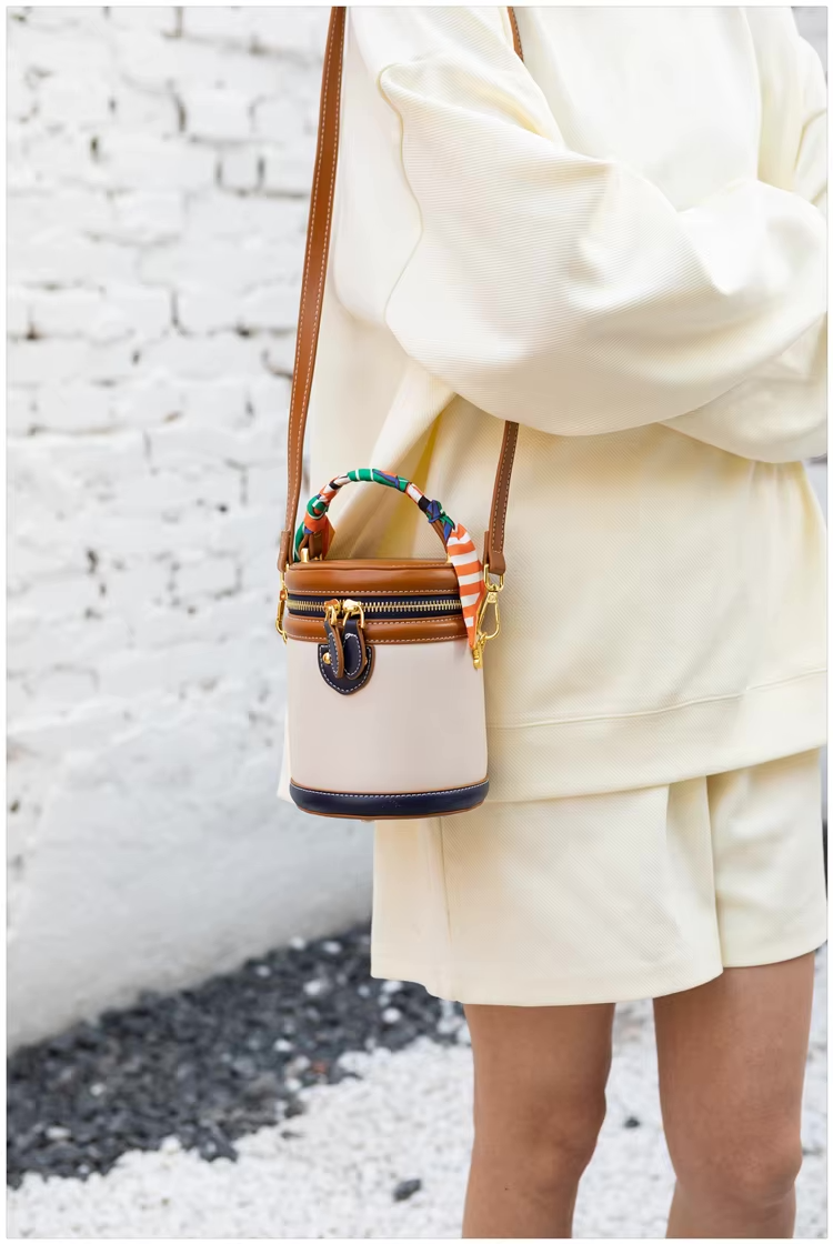 Leren bucket bag met scarf-handle en goudaccent – Virelle