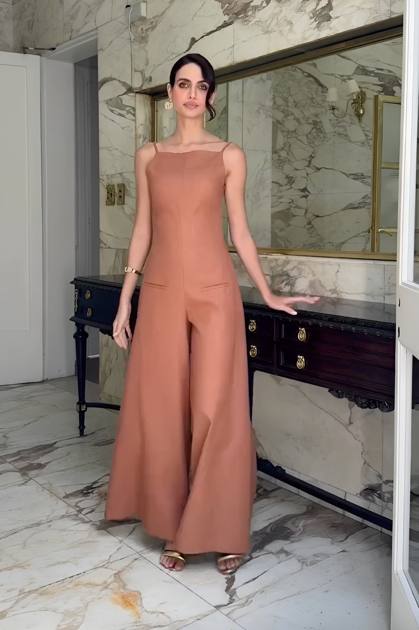Dames jumpsuit met open rug en halternek – Selvaya