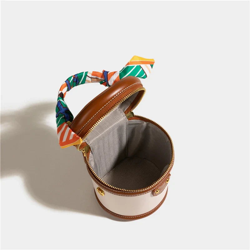 Leren bucket bag met scarf-handle en goudaccent – Virelle