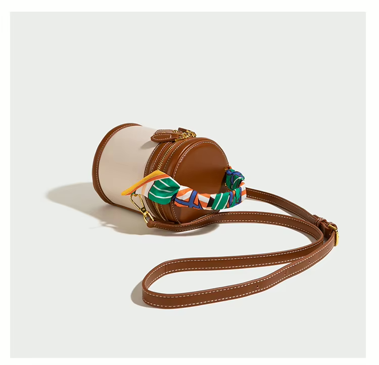 Leren bucket bag met scarf-handle en goudaccent – Virelle