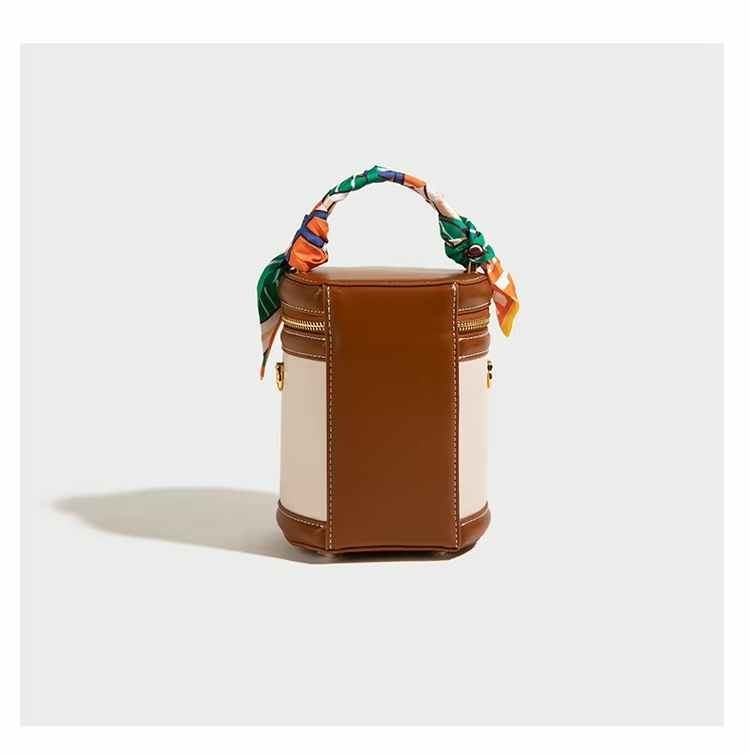 Leren bucket bag met scarf-handle en goudaccent – Virelle
