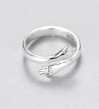 Zilveren Ring met Knuffelende Handen – Elegantie en Symboliek - Eva
