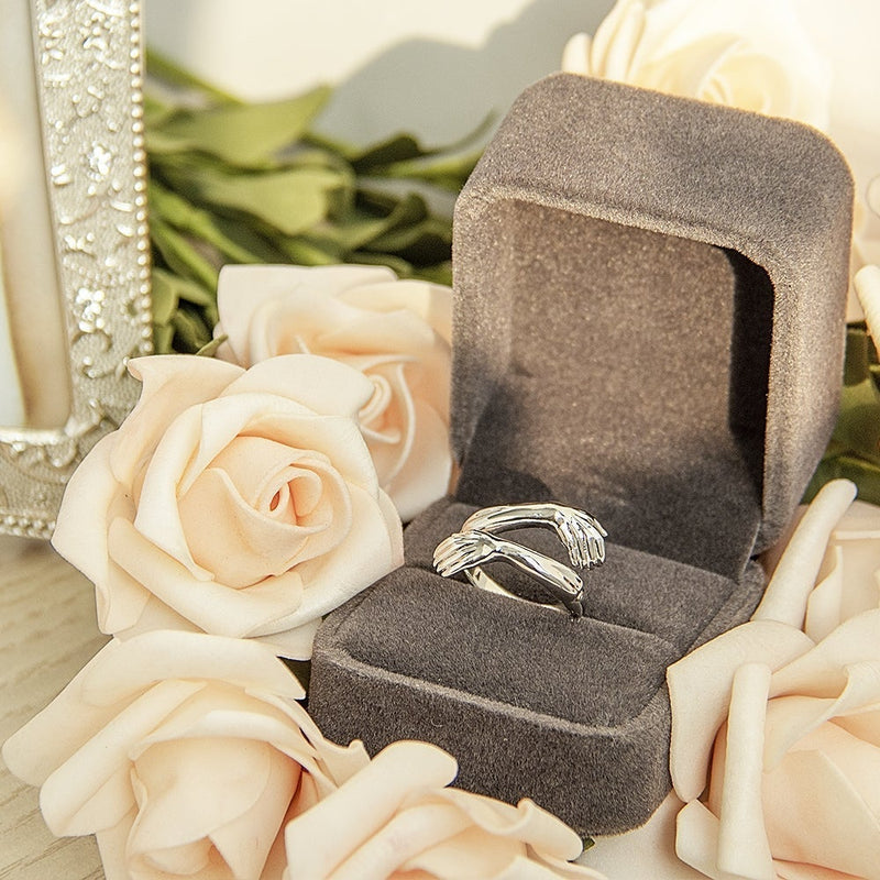Zilveren Ring met Knuffelende Handen – Elegantie en Symboliek - Eva