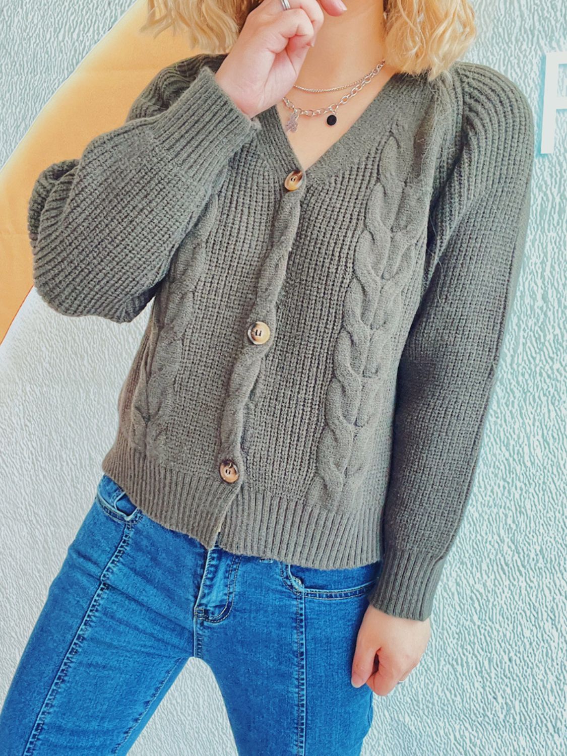 Kabelgebreid damesvest met V-hals en knoopsluiting – Olivia