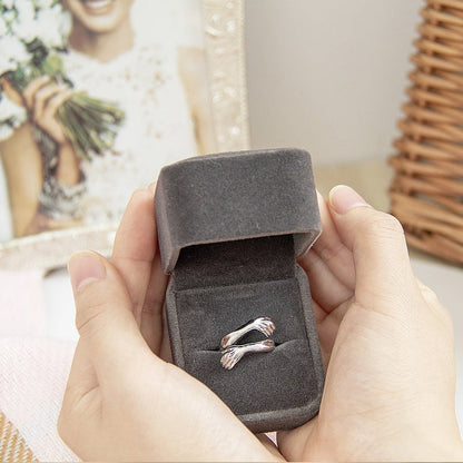 Zilveren Ring met Knuffelende Handen – Elegantie en Symboliek - Eva