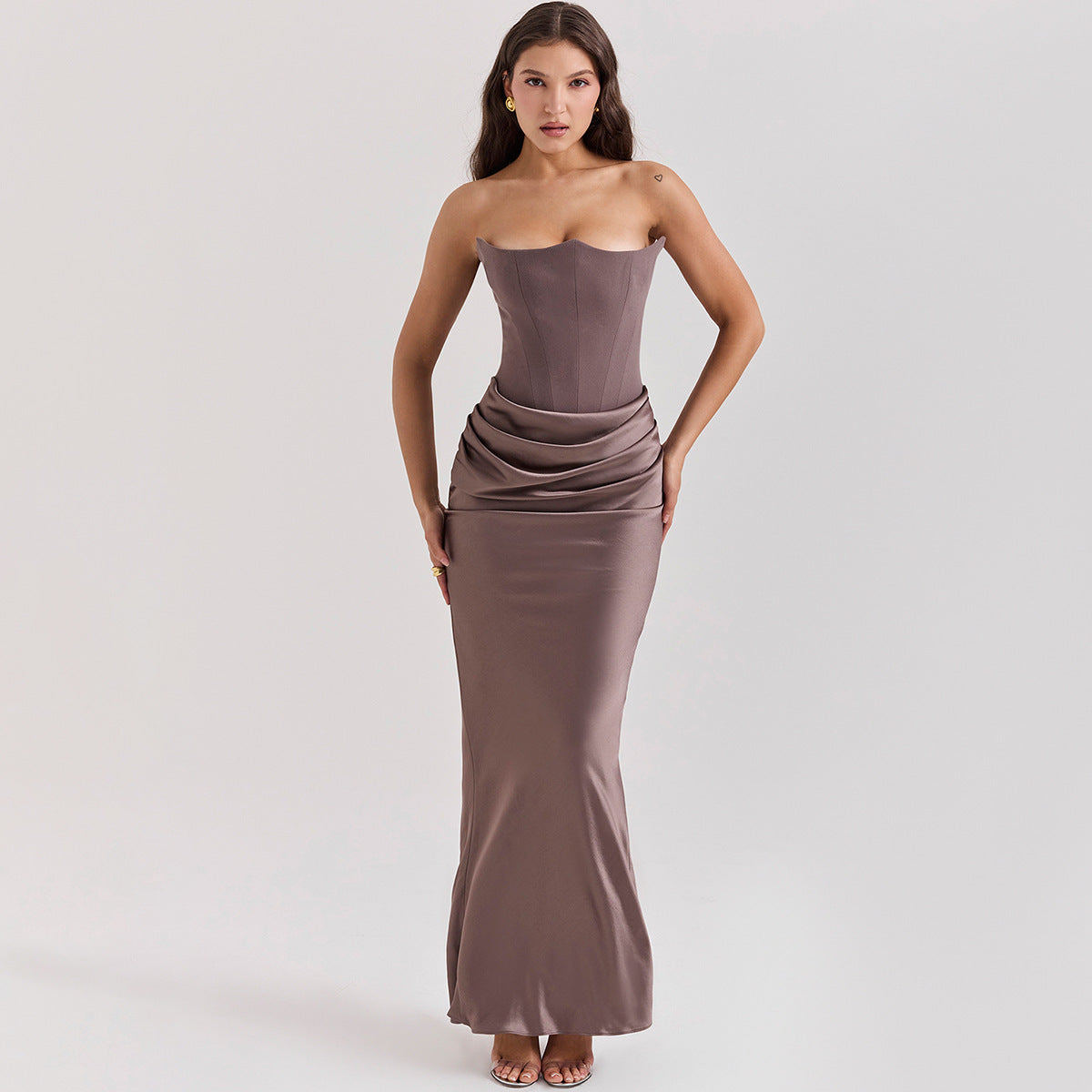 Strapless satijnen avondjurk met drapering – Amina
