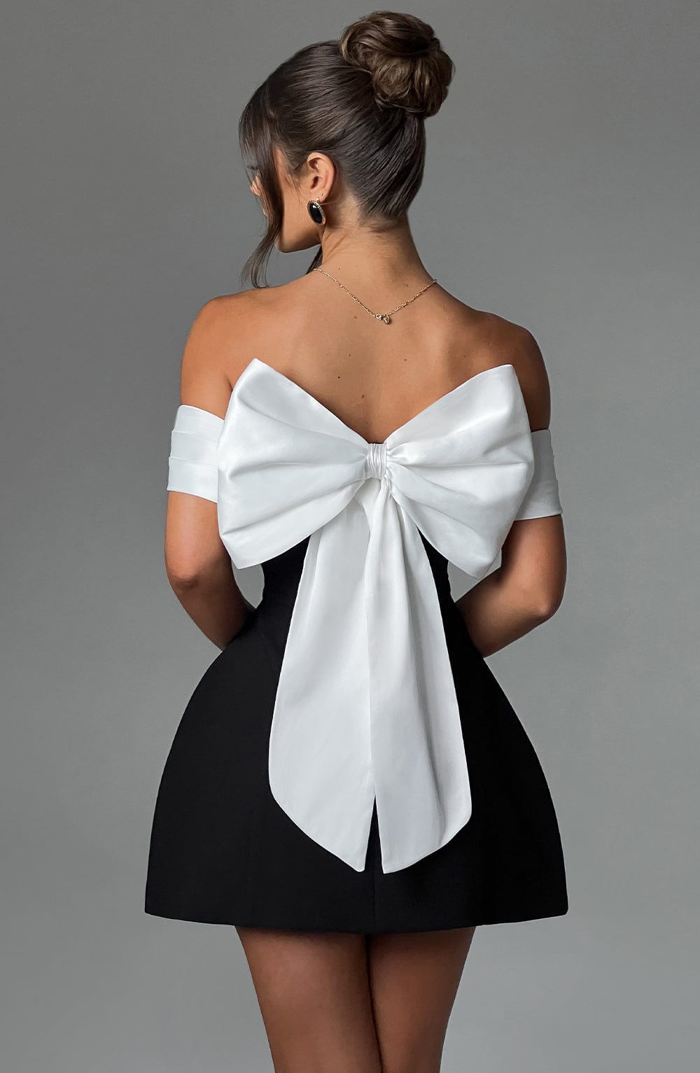 Korte off shoulder feestjurk met strik dames – Lotte