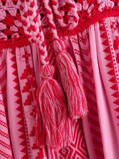 Gehaakte maxi jurk in roze met accenten – Livia