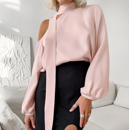 Satijnen damesblouse met strik kraag en asymmetrische zoom – Livia