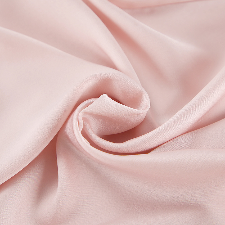 Satijnen damesblouse met strik kraag en asymmetrische zoom – Livia