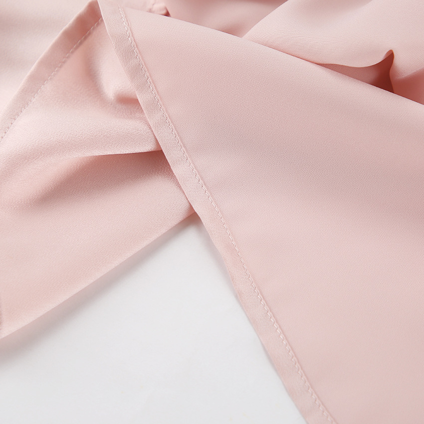 Satijnen damesblouse met strik kraag en asymmetrische zoom – Livia