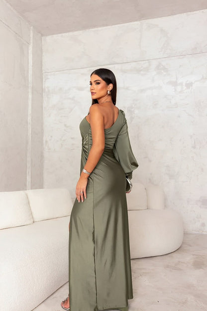Eén-schouder galajurk met split en elegantie – Liro